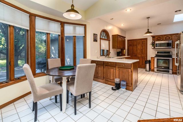 600 Deer Lake Drive West, Carbondale, IL 62901