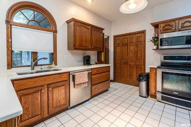 600 Deer Lake Drive West, Carbondale, IL 62901