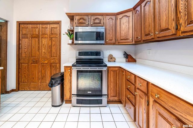 600 Deer Lake Drive West, Carbondale, IL 62901