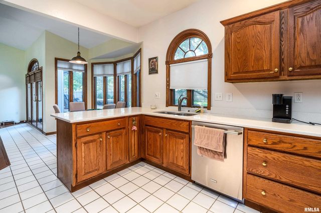 600 Deer Lake Drive West, Carbondale, IL 62901