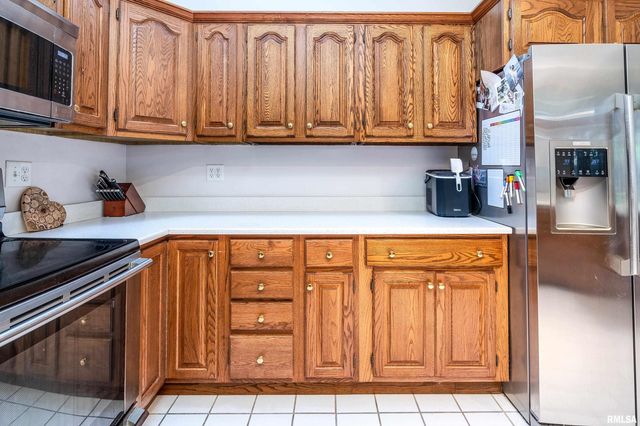 600 Deer Lake Drive West, Carbondale, IL 62901