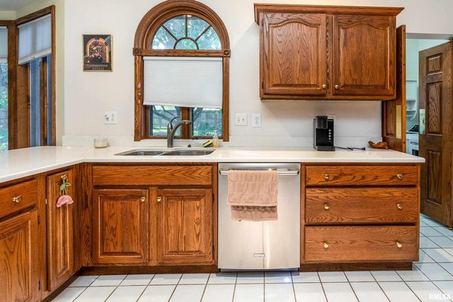 600 Deer Lake Drive West, Carbondale, IL 62901