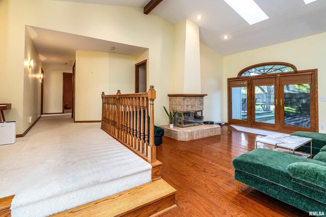 600 Deer Lake Drive West, Carbondale, IL 62901