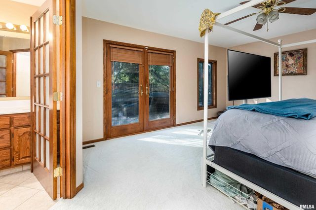 600 Deer Lake Drive West, Carbondale, IL 62901