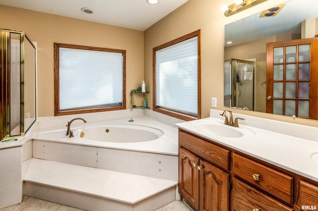 600 Deer Lake Drive West, Carbondale, IL 62901