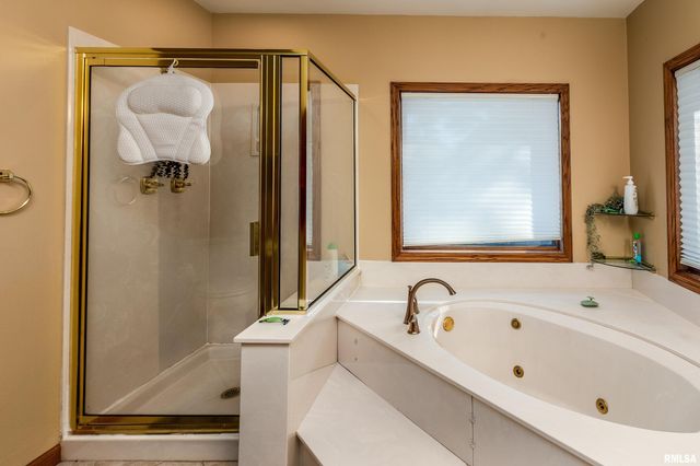 600 Deer Lake Drive West, Carbondale, IL 62901