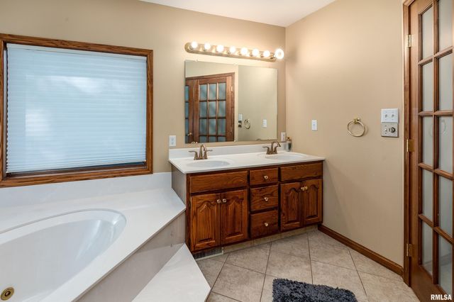 600 Deer Lake Drive West, Carbondale, IL 62901