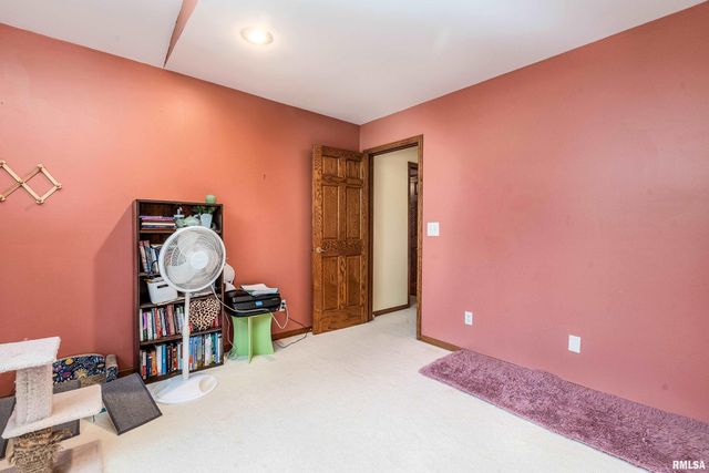 600 Deer Lake Drive West, Carbondale, IL 62901