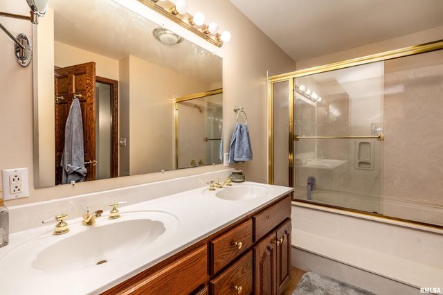 600 Deer Lake Drive West, Carbondale, IL 62901