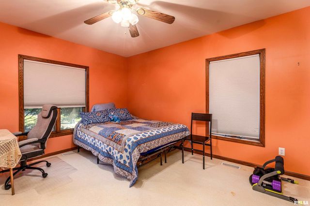 600 Deer Lake Drive West, Carbondale, IL 62901