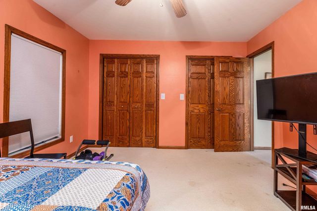 600 Deer Lake Drive West, Carbondale, IL 62901