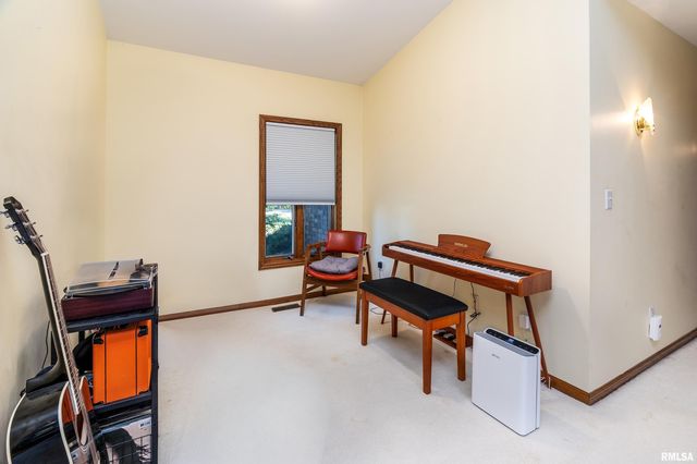 600 Deer Lake Drive West, Carbondale, IL 62901