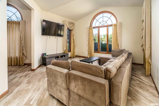 600 Deer Lake Drive West, Carbondale, IL 62901