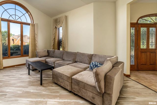 600 Deer Lake Drive West, Carbondale, IL 62901