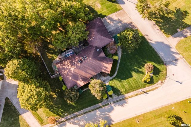 600 Deer Lake Drive West, Carbondale, IL 62901