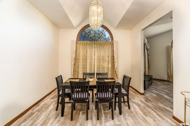 600 Deer Lake Drive West, Carbondale, IL 62901