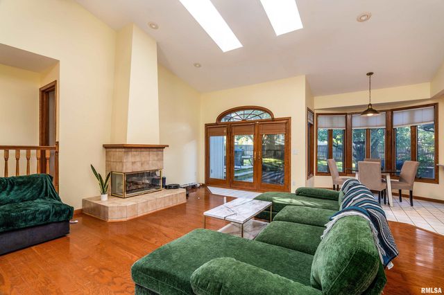 600 Deer Lake Drive West, Carbondale, IL 62901