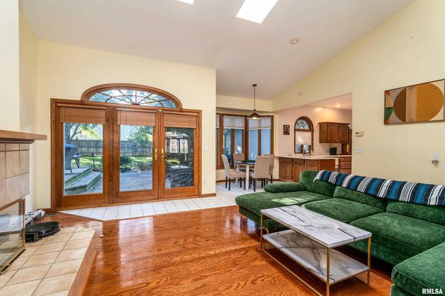 600 Deer Lake Drive West, Carbondale, IL 62901