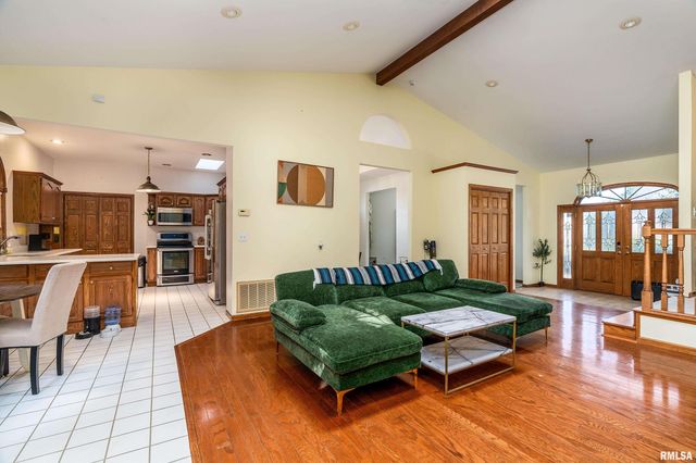 600 Deer Lake Drive West, Carbondale, IL 62901