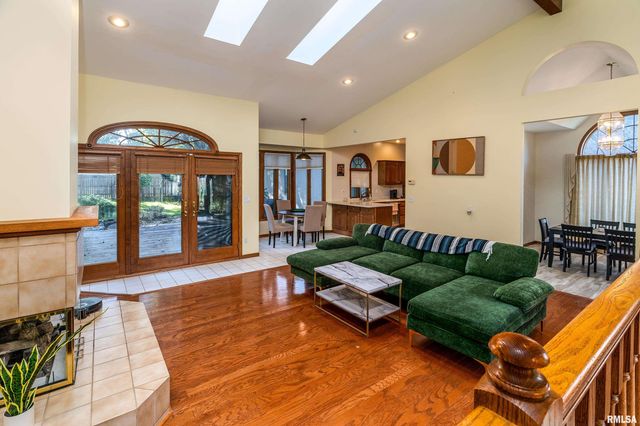 600 Deer Lake Drive West, Carbondale, IL 62901