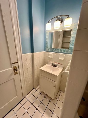 138 Fuller St 3, Brookline, MA 02446