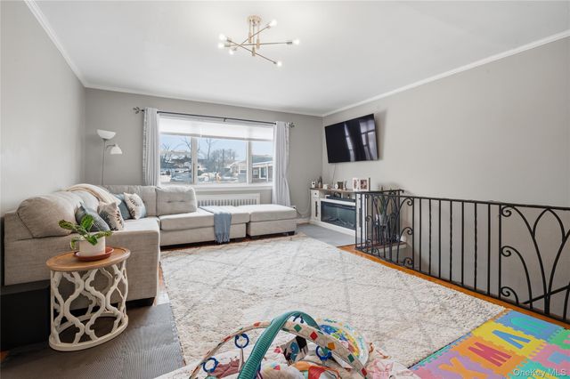 198-28 Pompeii Avenue 2, Holliswood, NY 11423