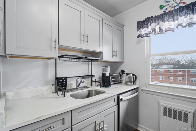 198-28 Pompeii Avenue 2, Holliswood, NY 11423