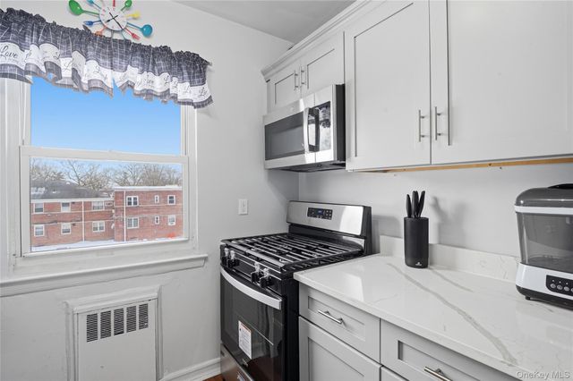 198-28 Pompeii Avenue 2, Holliswood, NY 11423