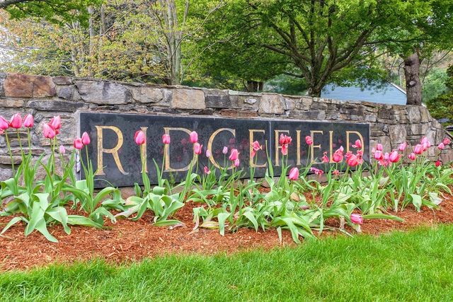 303 Ridgefield Cir A, Clinton, MA 01510