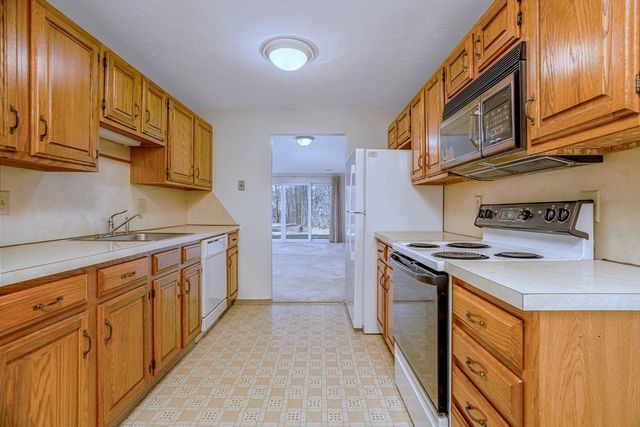 303 Ridgefield Cir A, Clinton, MA 01510