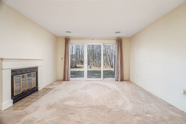 303 Ridgefield Cir A, Clinton, MA 01510