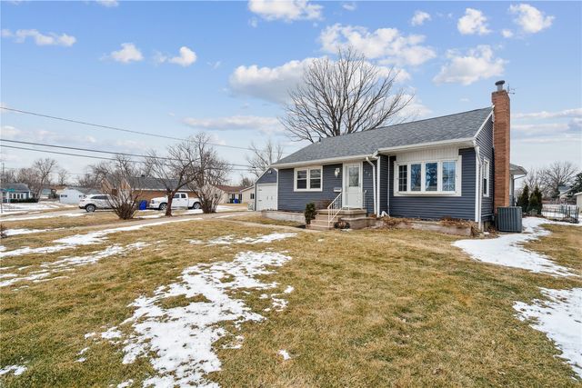 348 24th Avenue SW, Cedar Rapids, IA 52404