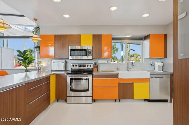 2055 W WINDSOR Avenue, Phoenix, AZ 85009