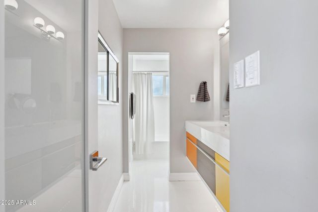 2055 W WINDSOR Avenue, Phoenix, AZ 85009