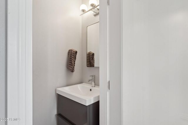 2055 W WINDSOR Avenue, Phoenix, AZ 85009