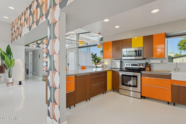 2055 W WINDSOR Avenue, Phoenix, AZ 85009