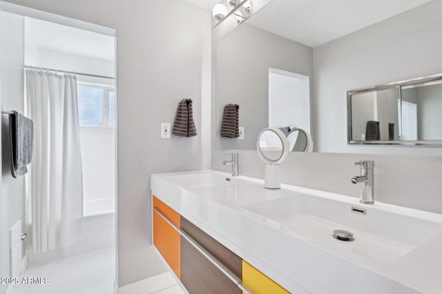 2055 W WINDSOR Avenue, Phoenix, AZ 85009