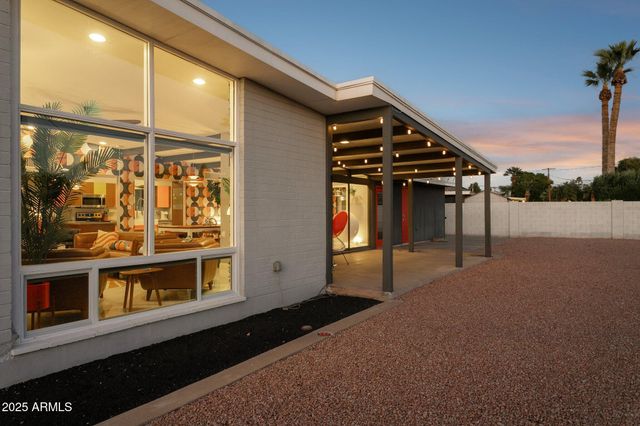 2055 W WINDSOR Avenue, Phoenix, AZ 85009