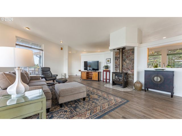 3868 GRANT Pl, Bandon, OR 97411