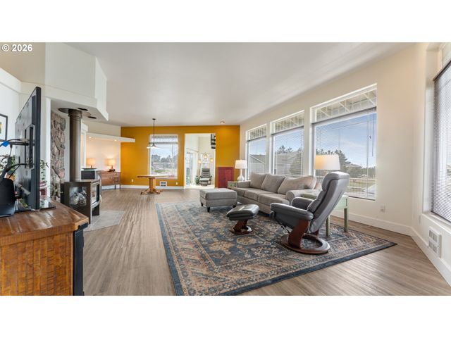 3868 GRANT Pl, Bandon, OR 97411