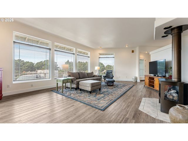 3868 GRANT Pl, Bandon, OR 97411