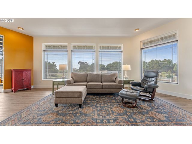 3868 GRANT Pl, Bandon, OR 97411