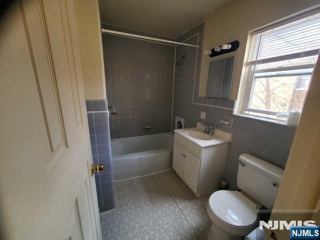 201 Fort Lee Road D, Leonia, NJ 07605