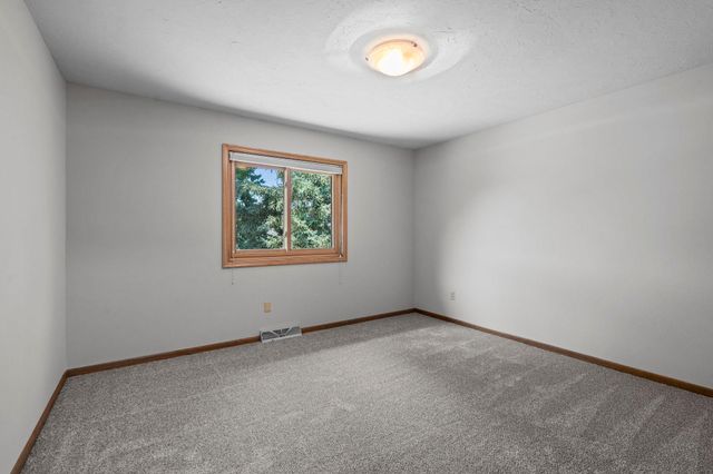 1150 Menke Circle, Shakopee, MN 55379