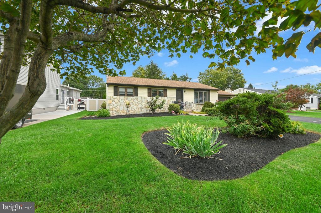 840 ROGER RD, WARMINSTER, PA 18974 — exterior