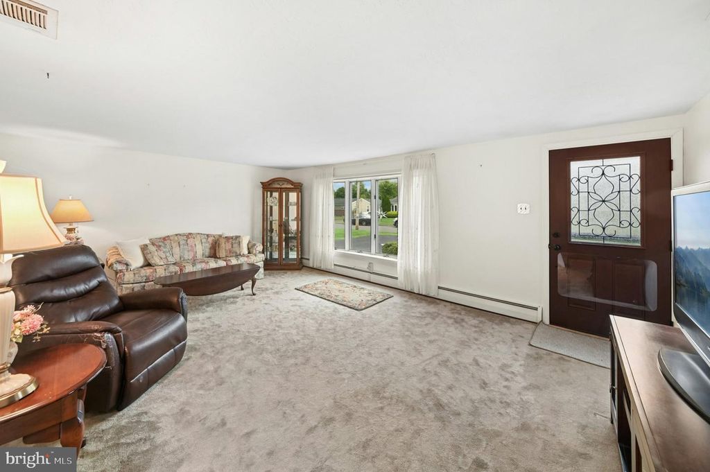 840 ROGER RD, WARMINSTER, PA 18974 — photo 4