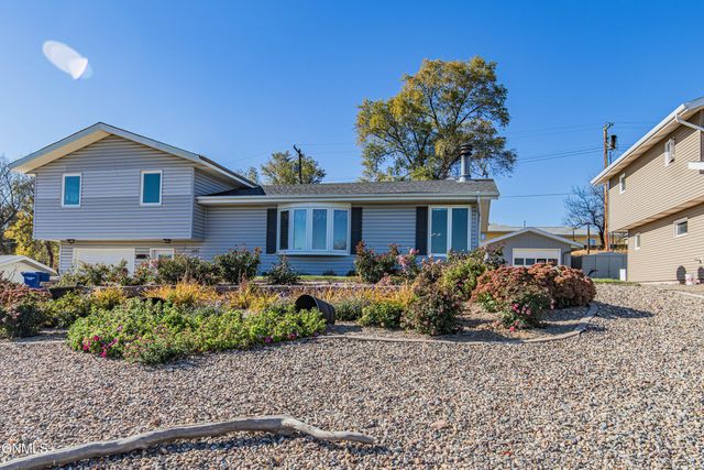409 2nd Avenue NE, Beulah, ND 58523 property photo