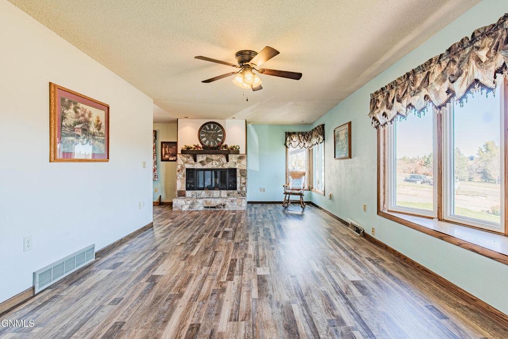 409 2nd Avenue NE, Beulah, ND 58523 photo 3