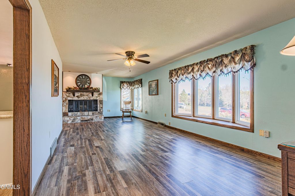 409 2nd Avenue NE, Beulah, ND 58523 photo 4