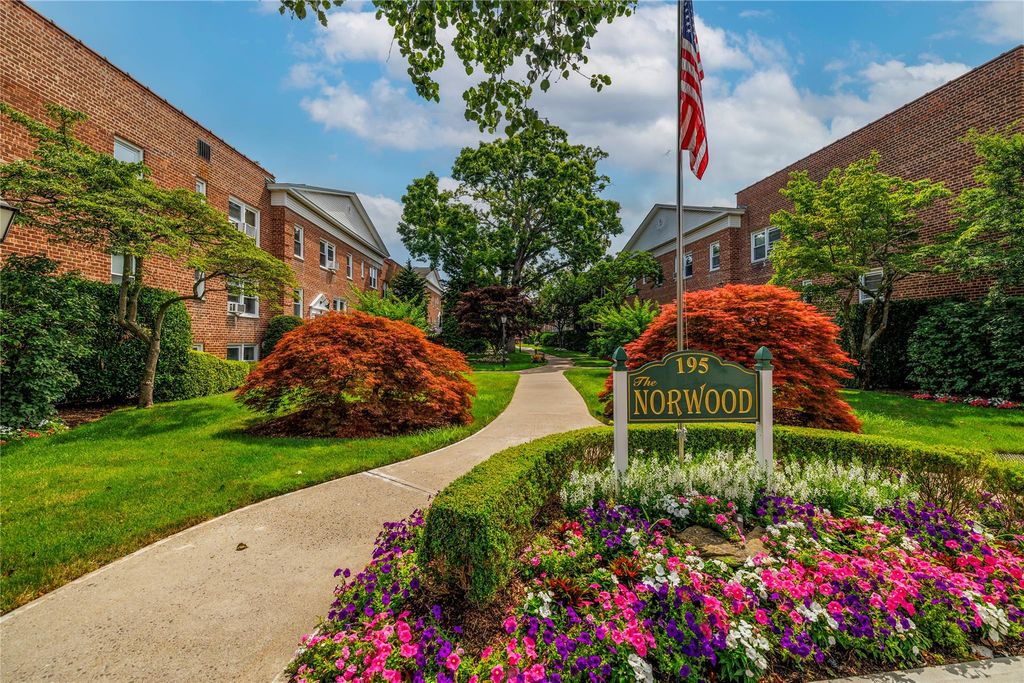195 N Village Avenue 2D, Rockville Centre, NY 11570